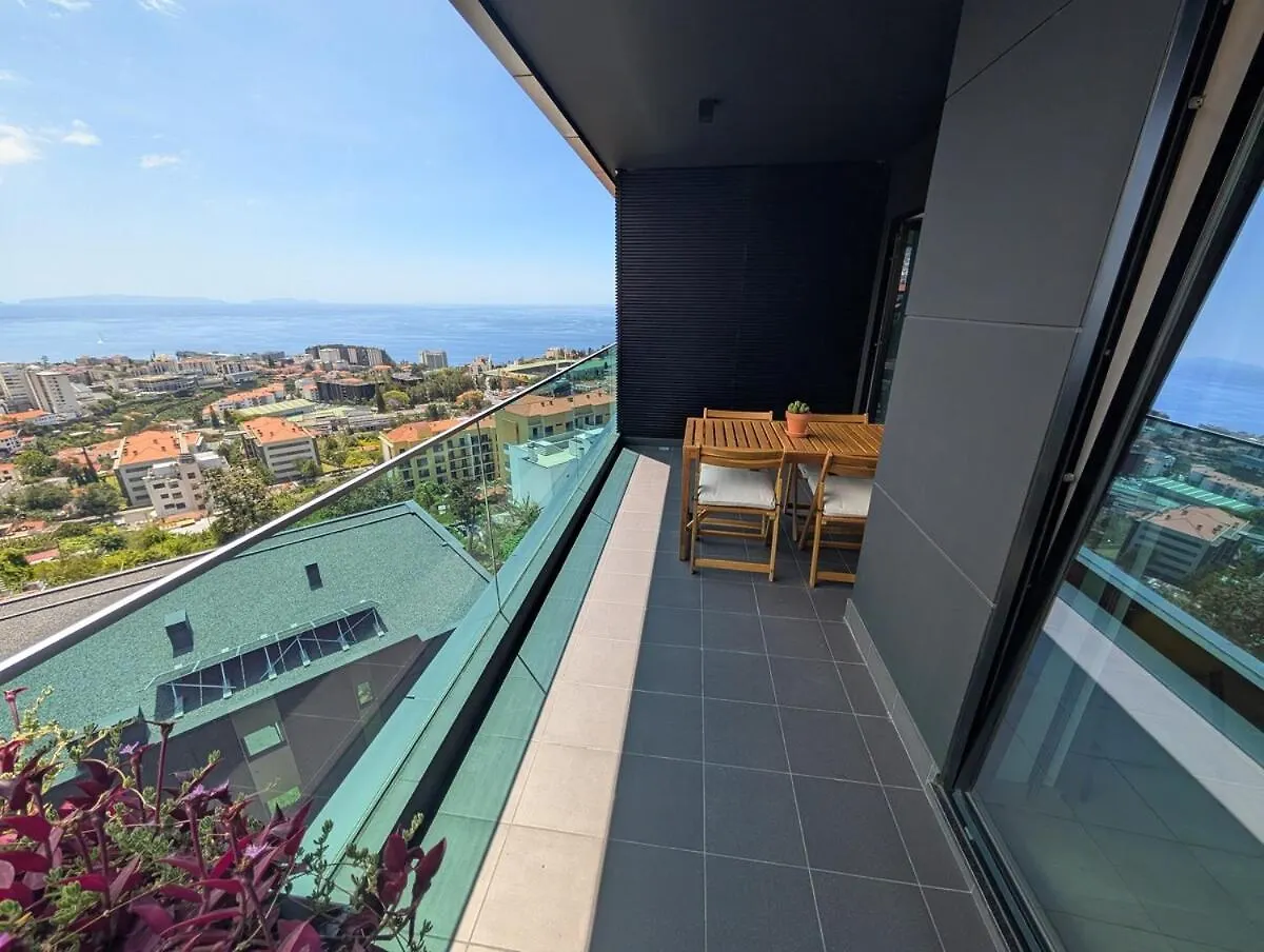 Sky-High Elegance Top-Floor Views Of City, Ocean & Sunrise フンシャル ポルトガル