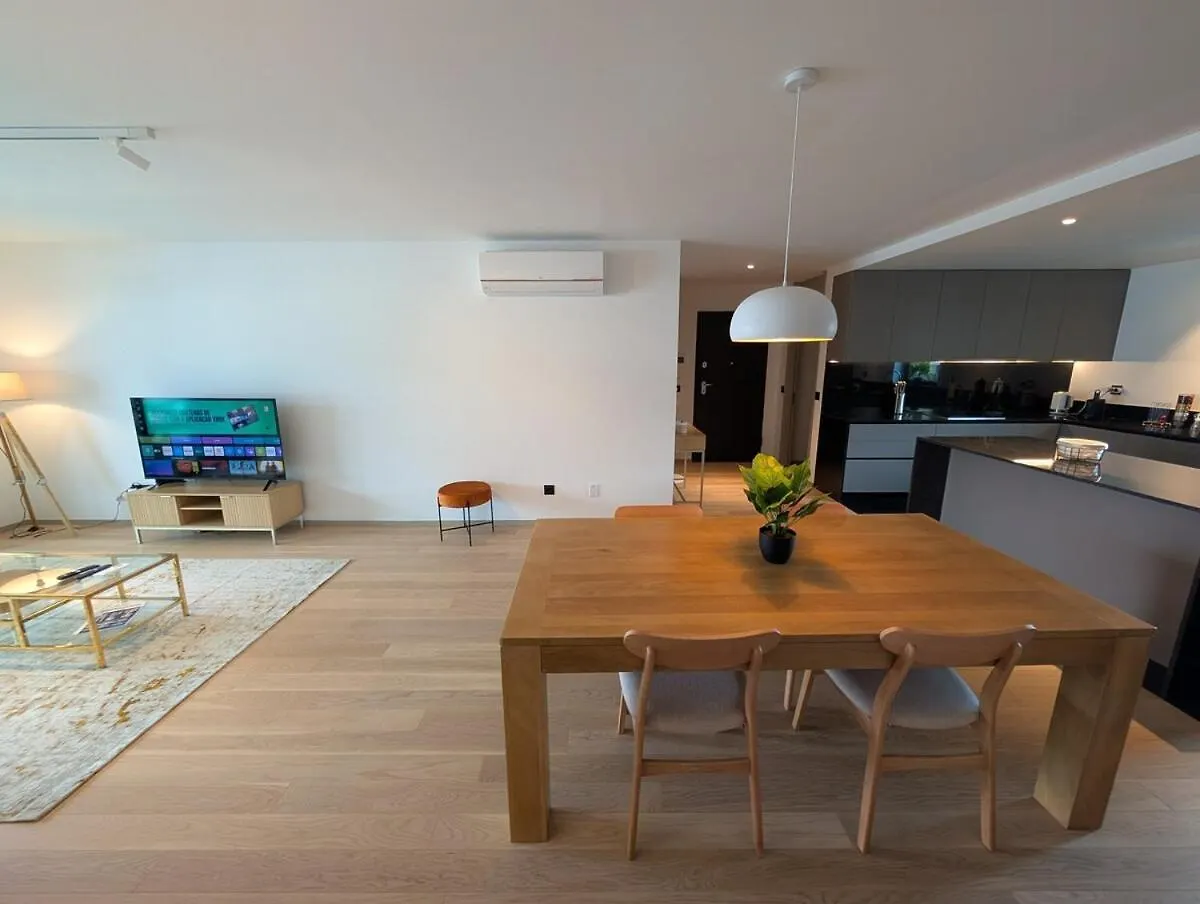 Sky-High Elegance Top-Floor Views Of City, Ocean & Sunrise Funchal  0*, Funchal (Madeira)