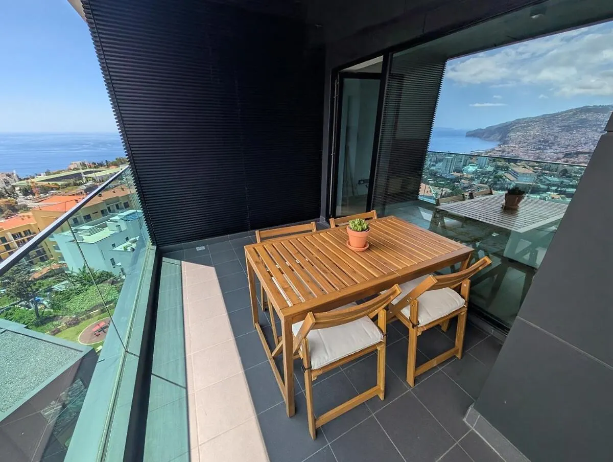 Sky-High Elegance Top-Floor Views Of City, Ocean & Sunrise フンシャル 0*,  ポルトガル