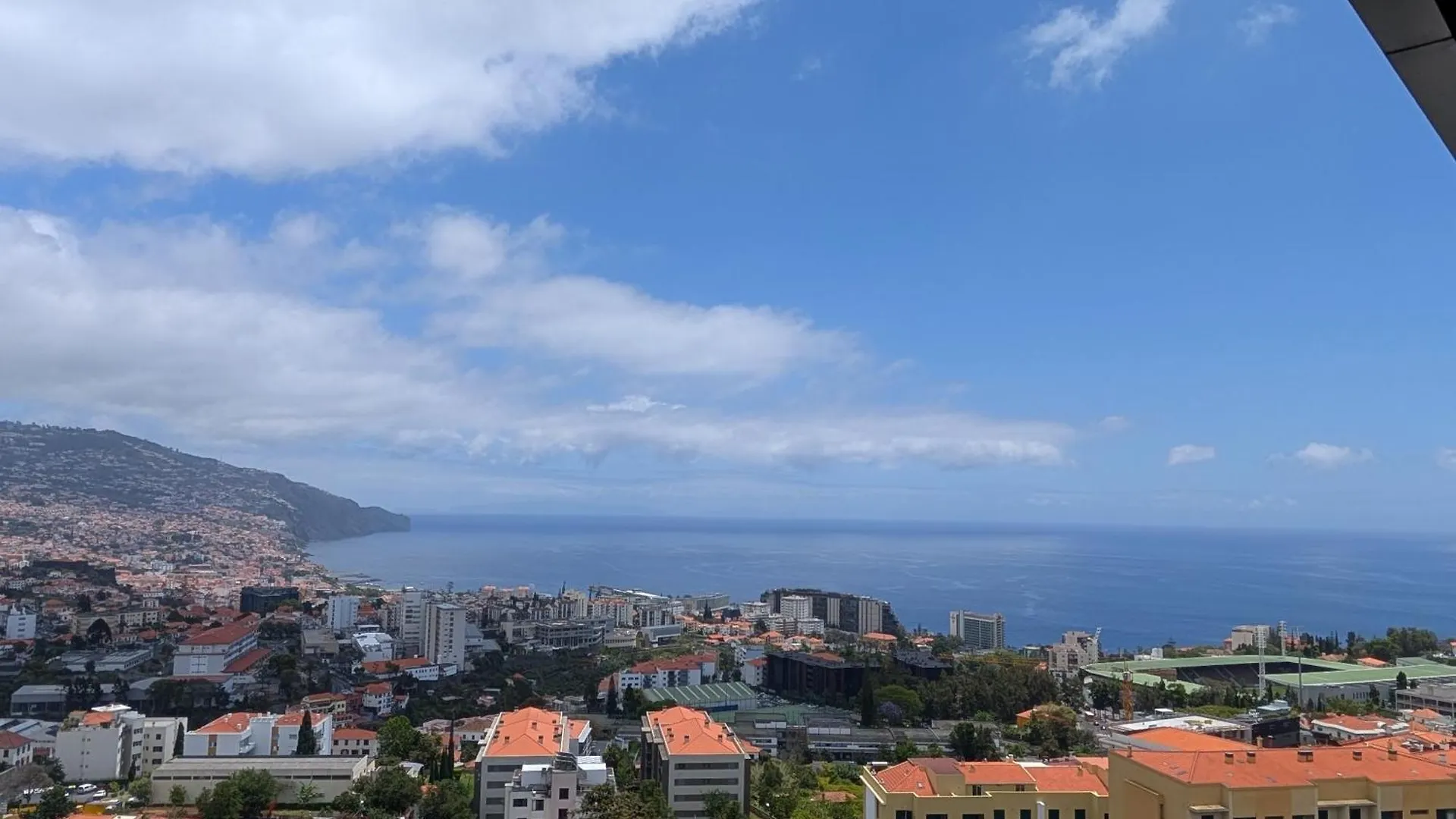 Sky-High Elegance Top-Floor Views Of City, Ocean & Sunrise Funchal  Apartment Funchal (Madeira)